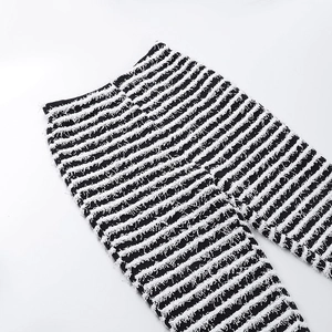 Gros plan du pantalon tricoté à rayures avec texture à franges et tissu de haute qualité