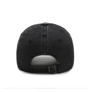Détail de l'arrière de la casquette de baseball en coton noir lavé avec boucle réglable