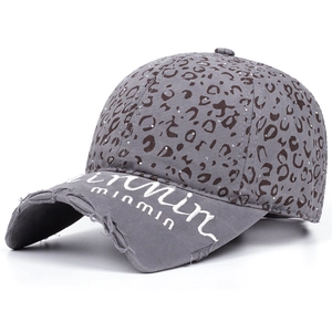 Dettaglio del cappellino leopardato grigio con paillettes e ricamo minmin usurato