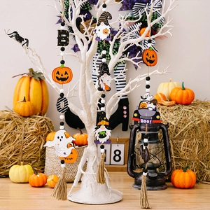 Detailansicht der Halloween Holzperlengirlanden mit Kürbis, Geist und Fledermaus
