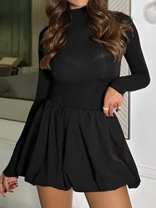 Détail du corsage en mesh élégant et de la jupe évasée sur une robe courte noire