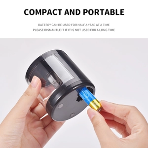 Temperamatite elettrico nero portatile con fase di installazione delle batterie