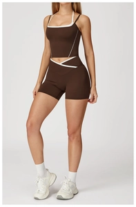 Détail du short de yoga taille haute et du débardeur dos nageur en marron café foncé