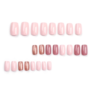 Unghie finte rosa con forma quadrata e finitura glitter oro rosa su sfondo bianco