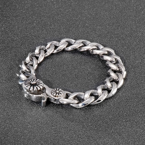 Makroaufnahme von silbernem Punk-Panzerarmband mit verzierten Zahnrad-Schnallendetails