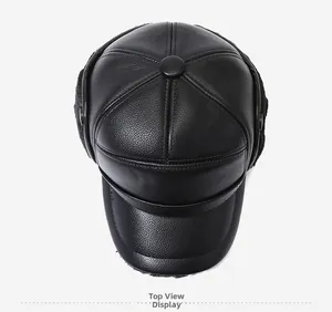 Vue de dessus du chapeau en cuir pour hommes montrant la texture et les coutures de détail