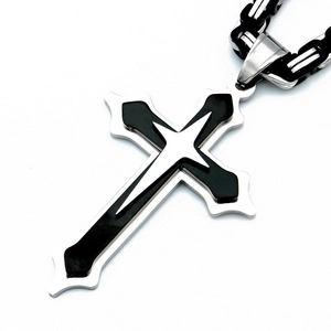 Détail du pendentif croix en acier inoxydable à trois couches avec chaîne tressée
