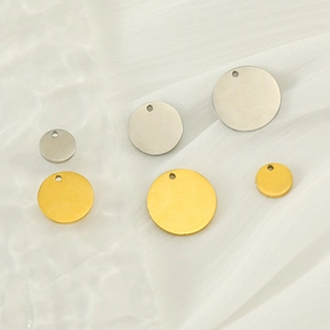 DIY stainless steel round pendant charms in gold and silver finishes across three sizes