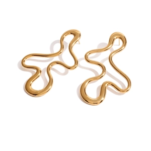Pendientes de acero inoxidable dorado con diseño irregular y detalles de medidas