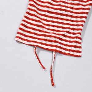 Détail du tricot rayé rouge et blanc montrant la texture et le cordon à l'ourlet