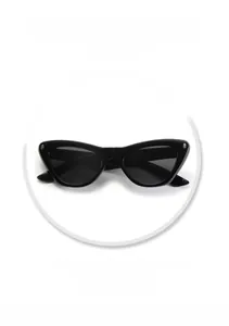 Détail de lunettes de soleil œil-de-chat noires avec rivets métalliques décoratifs