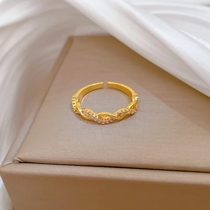 Detailansicht des vergoldeten gedrehten Rings mit mikrogefassten Zirkoniasteinen