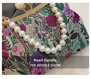 Detailansicht der eleganten Perlenkette und des Goldverschlusses an der Jacquard-Tasche