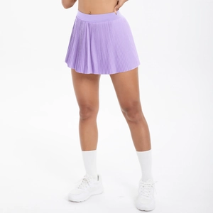 Gros plan sur la jupe de sport plissée violet clair à taille haute et texture de tissu