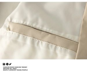 Detail der Innentasche und glatten Nähte an der cremeweißen Herren-Baseballjacke