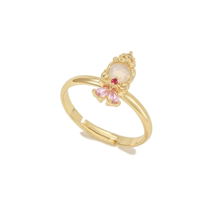Dettaglio anello aperto dorato con opale bianco e accenti di zircone rosa