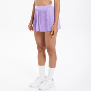 Detailansicht des lavendelfarbenen Tennisrocks mit hoher Taille und atmungsaktivem Gewebe