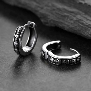Vintage Punk Totenkopf-Ohrringe aus oxidiertem Edelstahl mit gotischen Texturen