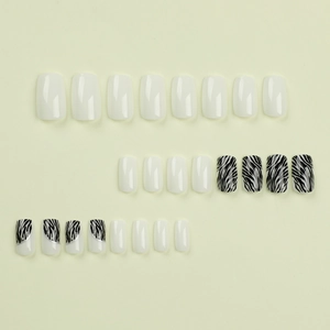 Set di unghie finte zebrate e bianche con linee argentate forma quadrata 24 pezzi