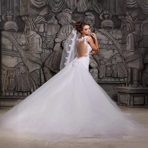 Robe de mariée sirène dos nu avec broderie en dentelle et long voile en tulle blanc