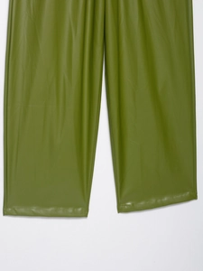 Nahaufnahme der olivgrünen PU-Lederhose mit mattem Finish und geradem Schnitt-Design