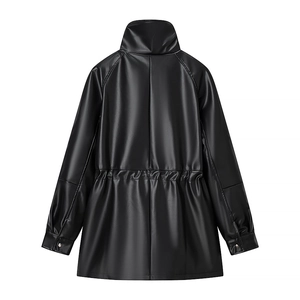 Détail de la taille avec cordon et texture en cuir PU noir brillant sur le dos de la veste