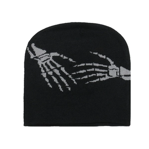 Gros plan détaillé du bonnet en maille avec motifs jacquard de mains de squelette