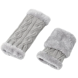 Chauffe-bras gris en tricot torsadé avec bordure en fausse fourrure sur fond blanc