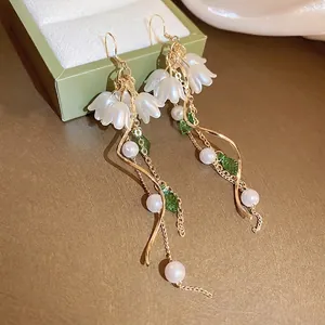 Elegante goldene Maiglöckchen-Quastenohrringe mit weißen Perlen und grünen Blättern