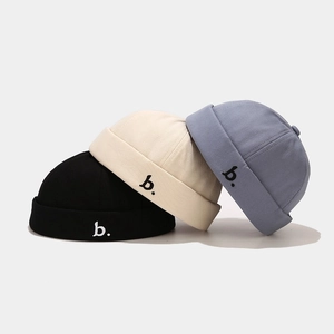 Unisex randloze docker muts met letter b borduurwerk in zwart crème en grijs