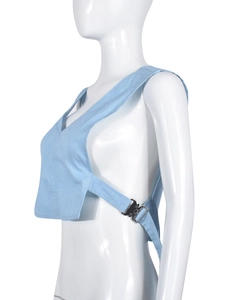 Vue latérale détaillée de la veste en jean bleu clair avec boucle en métal noir