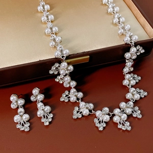 Vue macro d'un ensemble collier et perles montrant des motifs de vigne complexes