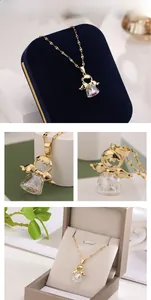Détail du pendentif ange doré avec des ailes en cristal sur une boîte cadeau à bijoux