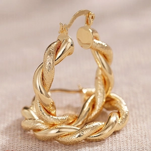 Goldene gedrehte Creolen mit Sandstrahl-Textur und Spiegelglanz-Finish für Damen