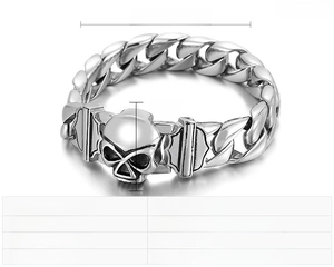 Macro detail of skull link bracelet in stainless steel with 205mm length dimensions