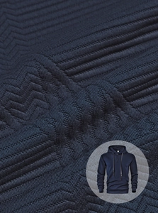 Gros plan du sweat à capuche bleu marine avec texture tricotée et col à trois boutons
