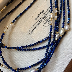 Collier de perles d'eau douce naturelles avec perles de lapis-lazuli et accents dorés