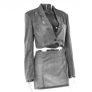 Détail d'un ensemble jupe courte et blazer court gris argenté brillant pour femme