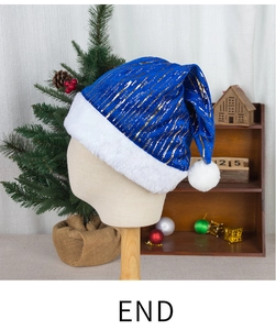 Bonnet de Noël en velours bleu avec rayures dorées présenté sur une tête en bois