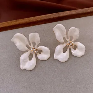 Weiße Blumen-Ohrstecker mit Emaille-Blütenblättern und Zirkonia-Kristallen in Gold-Finish