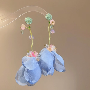 Orecchini a fiore in tessuto blu con perline per un look da vacanza al mare da sogno