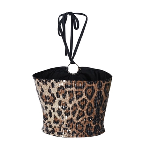 Détail du haut dos nu à paillettes léopard avec nœud papillon au cou serré