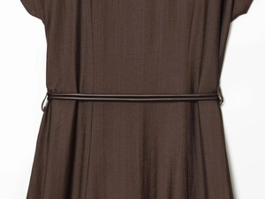 Détail de la texture soyeuse et de la ceinture marron sur une robe élégante pour femmes