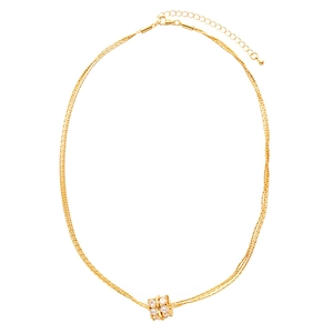 Collana multistrato dorata con pendente cilindrico di cristalli su sfondo bianco