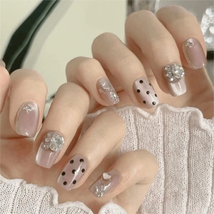 Faux ongles courts carrés œil de chat avec pois noirs et strass en forme de cœur