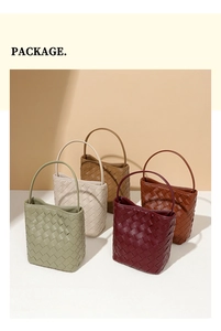 Gros plan de cinq mini sacs seaux tissés en vert, blanc, kaki, marron et rouge