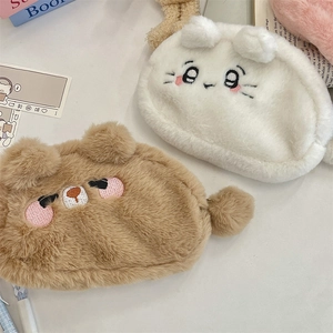 Détails des trousses peluches ours et lapin montrant la fourrure douce et les broderies