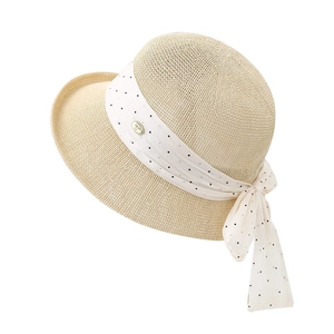 Chapeau de soleil en paille beige pour femme avec ruban à pois et plaque dorée