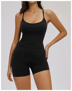 Détail d'un ensemble sport noir avec fines bretelles et short de yoga taille haute