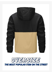 Vista posteriore di una giacca impermeabile oversize con design color-block cachi